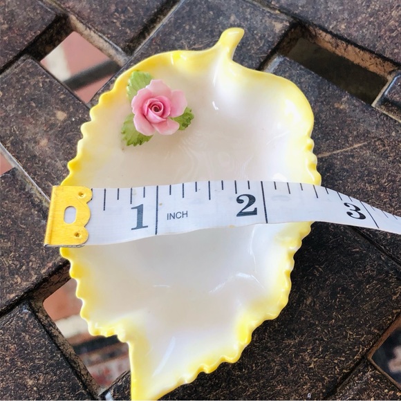 VINTAGE ENGLISH DENTON BONE CHINA LEAF SHAPE SMALL DISH RAISED FLOWER - Picture 6 of 6